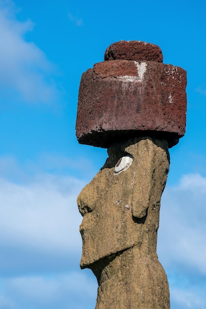 Moai em pé na Ilha de Páscoa com céu azul