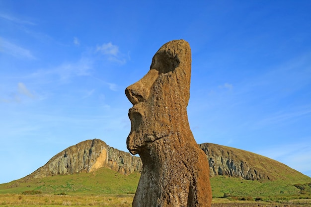 Moai na entrada da plataforma cerimonial Ahu Tongariki na ilha de Páscoa Chile