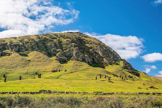 Moai ubicado en la ladera de Rano Raraku