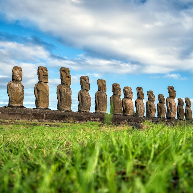 Moais en Ahu Tongariki en Isla de Pascua