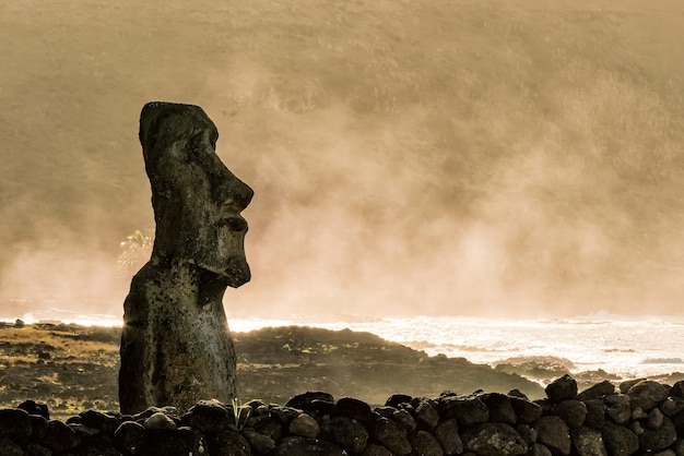 Foto moais en ahu tongariki en la isla de pascua