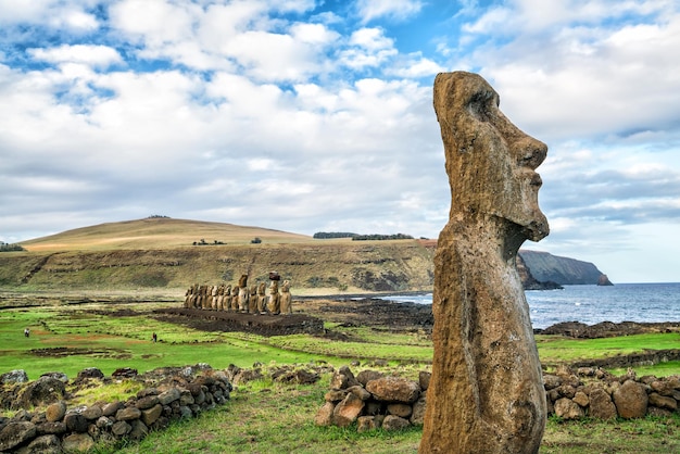 Foto moais en ahu tongariki en la isla de pascua