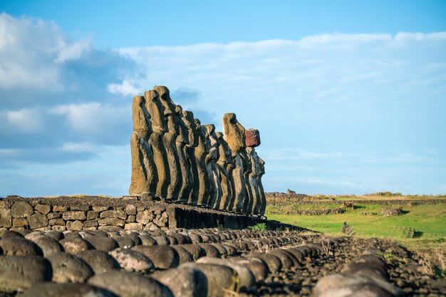 Foto moais en ahu tongariki en la isla de pascua