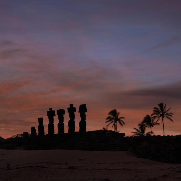 Foto moais en la playa de anakena en la isla de pascua, chile