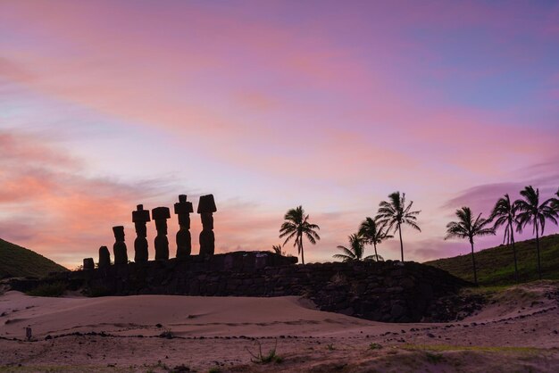 Foto moais en la playa de anakena en la isla de pascua