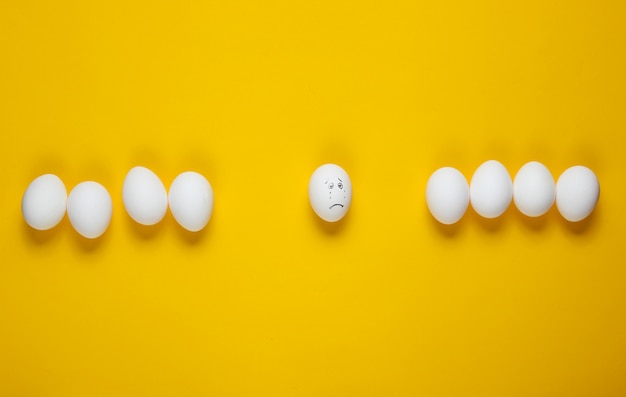 Mobbing-Konzept mit Eiern. Draufsicht, Minimalismus