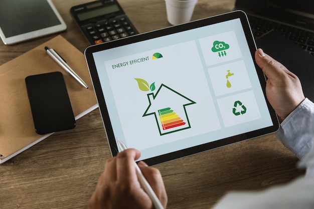 Mobile App für Energieeffizienz auf dem Bildschirm. Mann spart Energiediagramm, Kosten, Wirtschaft, Rechner, Geld, Industrie am Computer, Konzept, Ökologie, nachhaltig