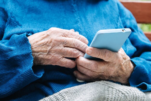 Mobile Apps für Senioren und ältere Menschen Anwendung für ältere Erwachsene, reife Seniorinnen