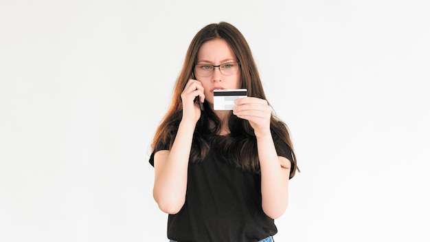 Mobile Betrug Bankbetrug verwirrte Frau Kreditkarte