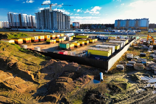 Mobile Bürogebäude oder Container-Baustellenbüro für Baustellenansicht von oben Drohnenfotografie Haushaltsräume von Bauherren Baustadt