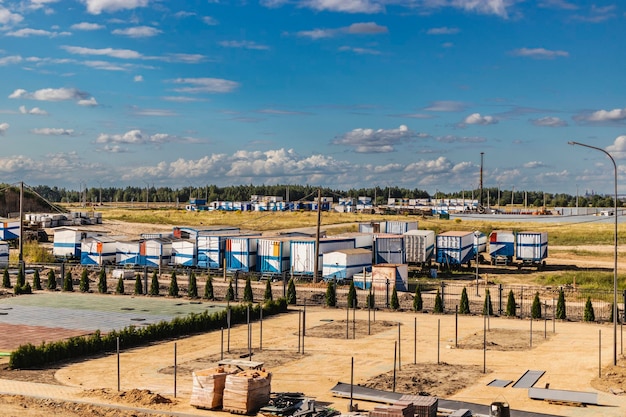 Mobile Bürogebäude oder Containerbaustelle für die Baustelle. Aufenthaltsräume für Arbeiter für Wohnungsbauer im Dienst.