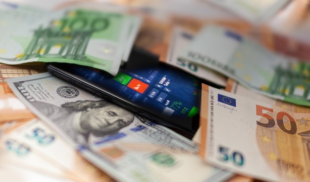 Foto mobile digital banking smartphone-anwendung euro und us-dollar geld