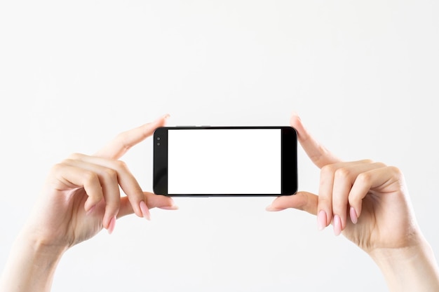Mobile Mockup Online-Werbung Internet-Technologie weibliche Hände halten Smartphone mit Leerzeichen