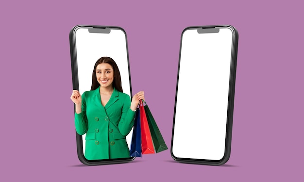 Mobile Shopping-App begeistert Shopaholic-Dame im Telefonbildschirm, die Einkaufstüten mit Handy hält