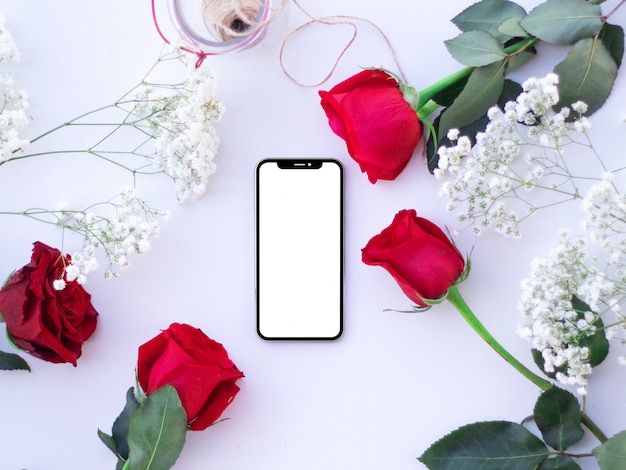 Mobile und rote Rosen