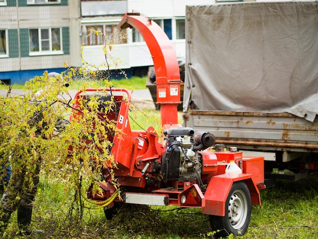 Mobiler Holz- und Astzerkleinerer im Stadtpark Landmaschinen Holzhackmaschine