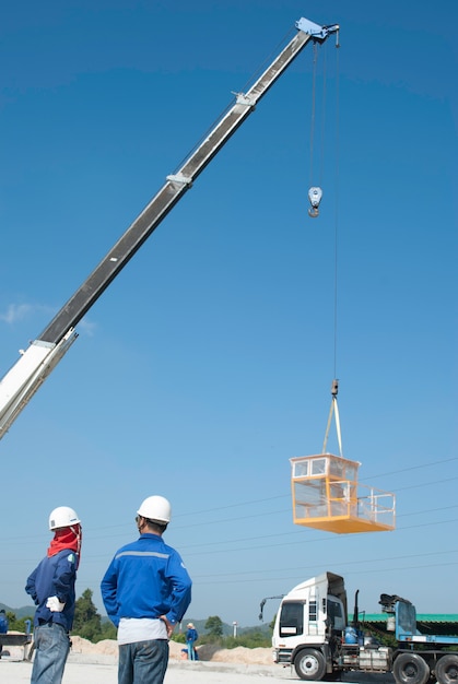 Foto mobiler kran an der baustelle