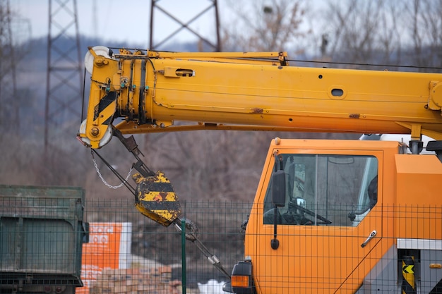 Mobiler Schwerlast-Hebekran auf der Baustelle