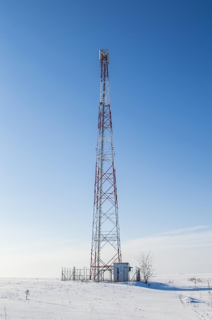 Mobiler Turm auf einem schneebedeckten Gebiet