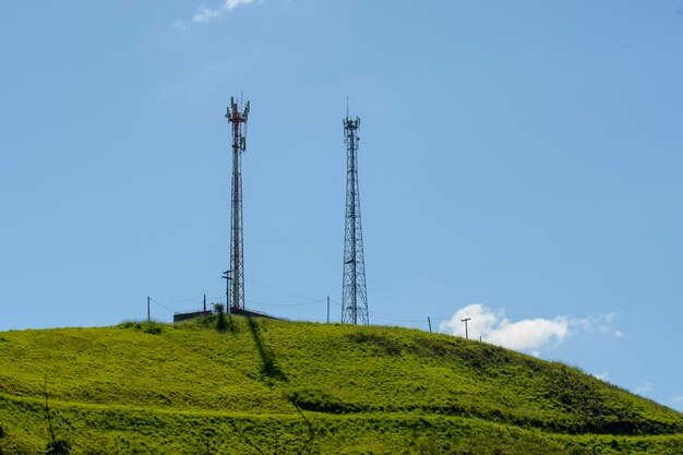 Mobiler Zellturm im offenen Feld mit blauem Himmel