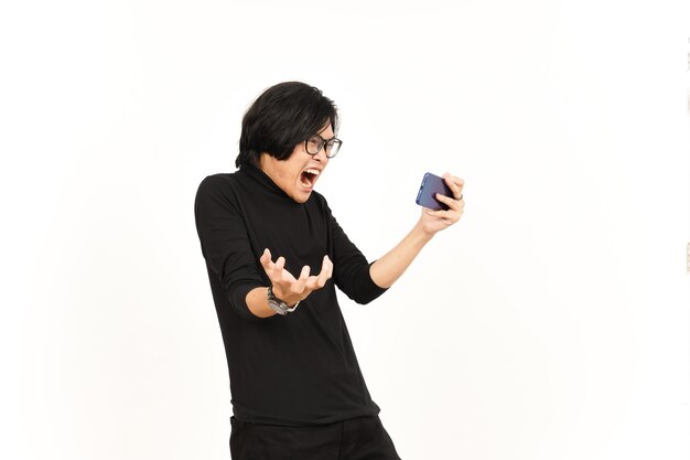 Mobiles spiel auf dem smartphone eines gutaussehenden asiatischen mannes spielen, isolated on white background