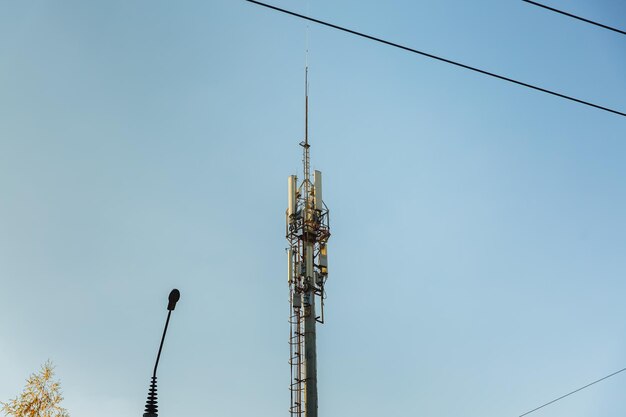 Foto mobilfunkmast gegen den blauen himmel