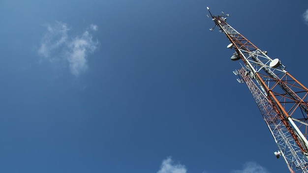 Mobilfunknetzturm im blauen Himmel