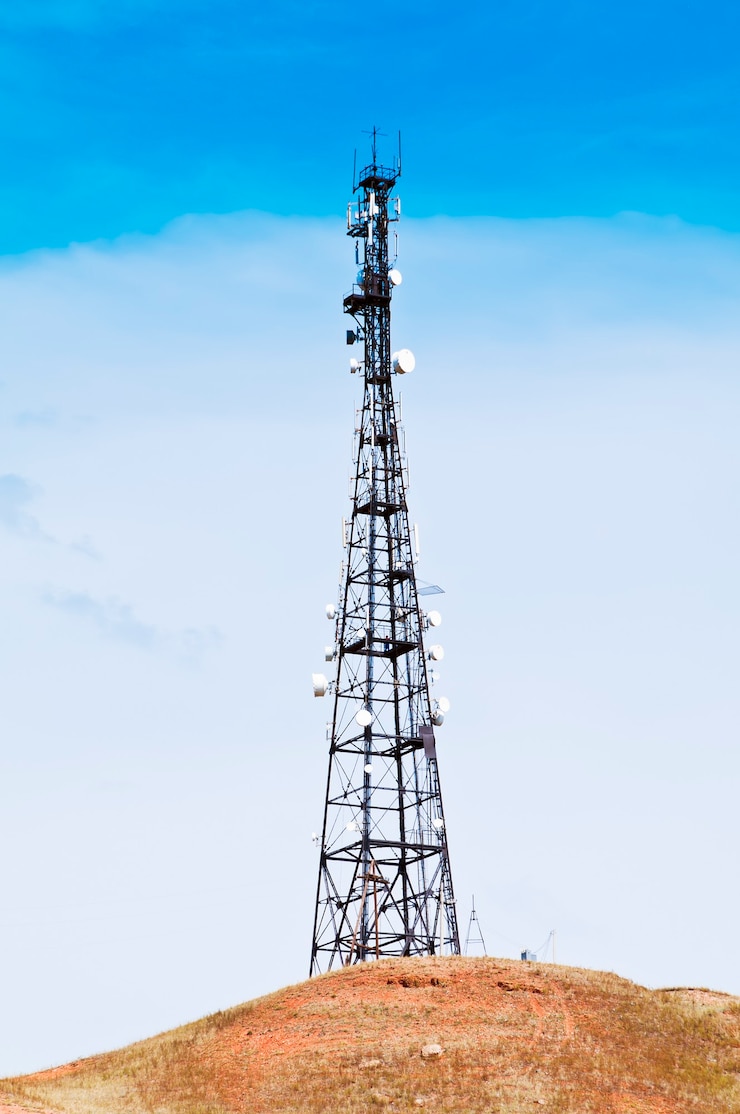 Foto mobilfunkturm auf einem hügel