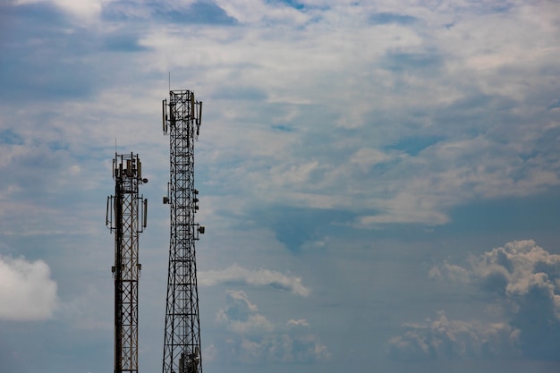 Mobilfunkturm vor blauem Himmel mit Wolken. Platz kopieren.