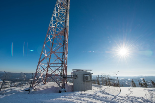 Mobilfunkturm vor dem Hintergrund der Nacht, Winternächte vor blauem Sternenhimmel