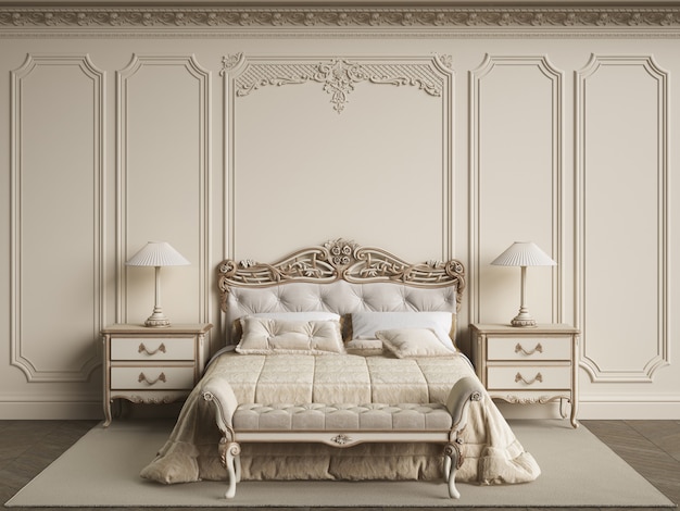 Mobília clássica do quarto no interior clássico. Paredes com molduras, cornija ornamentada