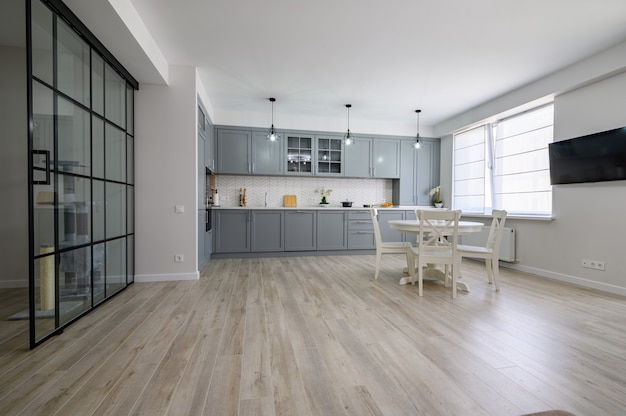 Foto mobiliario de cocina moderno gris y blanco de moda en apartamento estudio