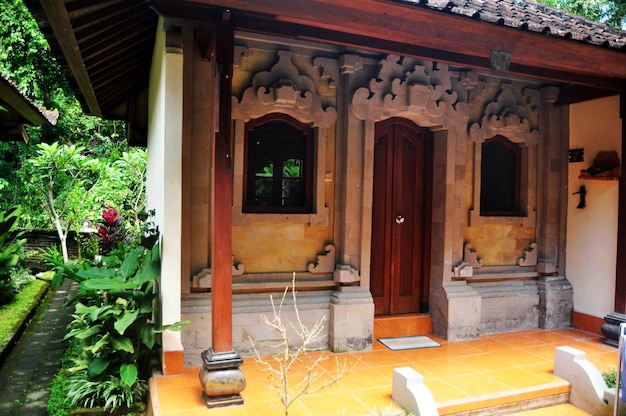 Foto mobiliário de decoração exterior clássico antigo retrô vintage estilo balinês de jardim ao ar livre para viajantes visita de viagem e relaxe descanso no luxuoso hotel resort na cidade de ubud em bali indonésia