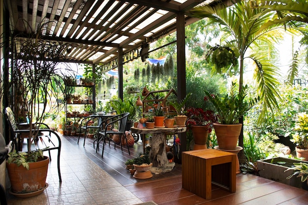 Foto mobiliário de jardinagem e decoração de design exterior no terraço ao ar livre do café café para tailandeses e viajantes estrangeiros comem e bebem em bangkok tailândia