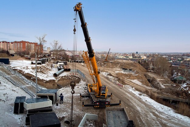 Mobilkran beim Bau einer Straßenkreuzung Baumaschinen