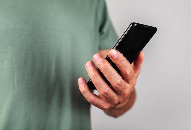 Foto mobiltelefon in der hand mit dem smartphone