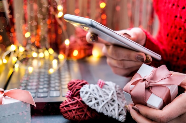 Foto mobiltelefon in der hand mobile anwendungen online-aktionen und rabatte weihnachtsgeschenke
