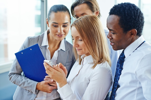 Mobiltelefon Menschen Technologie sms Teamarbeit