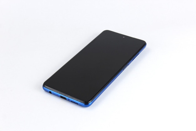 Mobiltelefon mit schwarzem Bildschirm und blauem Rahmen