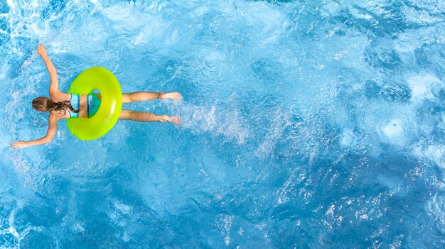 Moça ativa na piscina