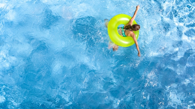 Moça ativa na piscina