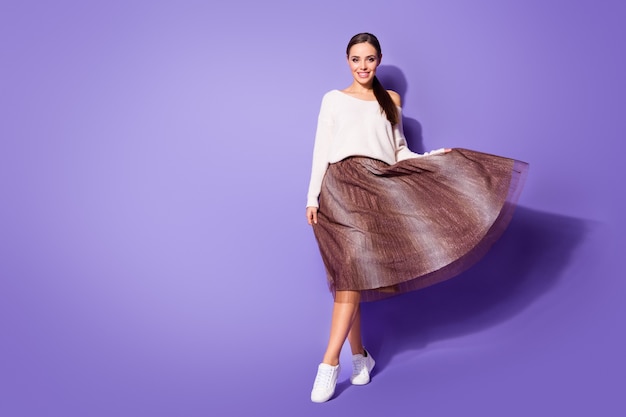 moça bonita e elegante aproveite seu tempo livre