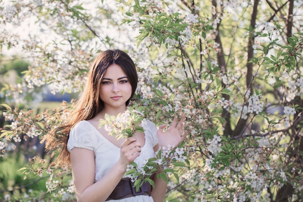 Moça bonita no jardim primavera