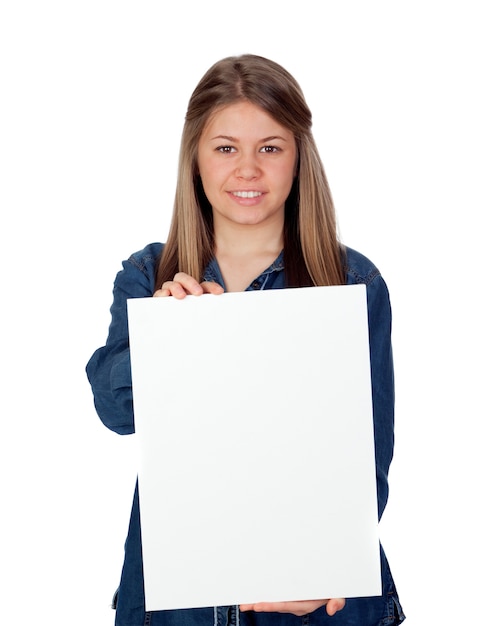 Moça bonita que guarda um cartaz vazio para anunciar isolado no fundo branco