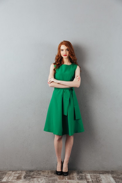 Foto moça bonita ruiva de vestido verde