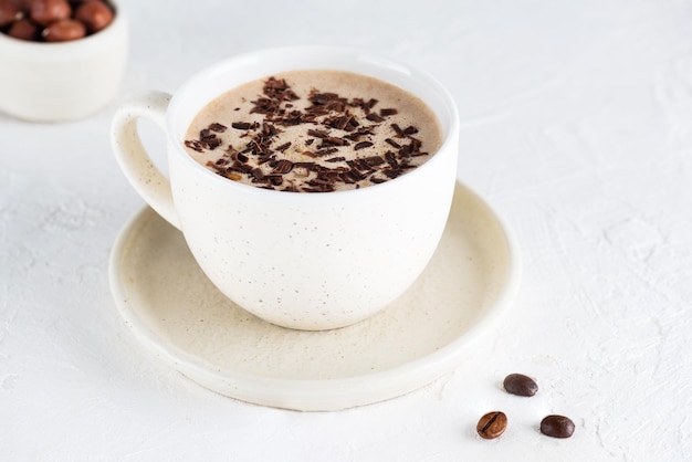 Moca de café con nueces y chocolate en una taza. Sin azúcar, gluten ni lactosa.