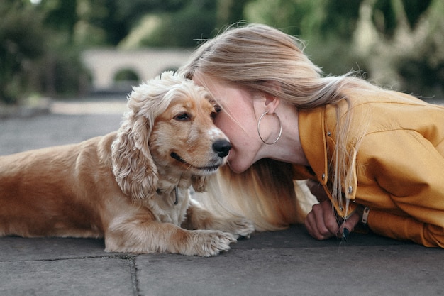 Moça com cão no parque