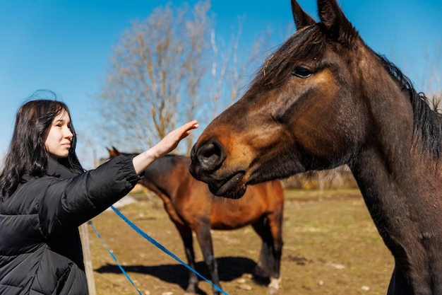 Moça com cavalo no rancho