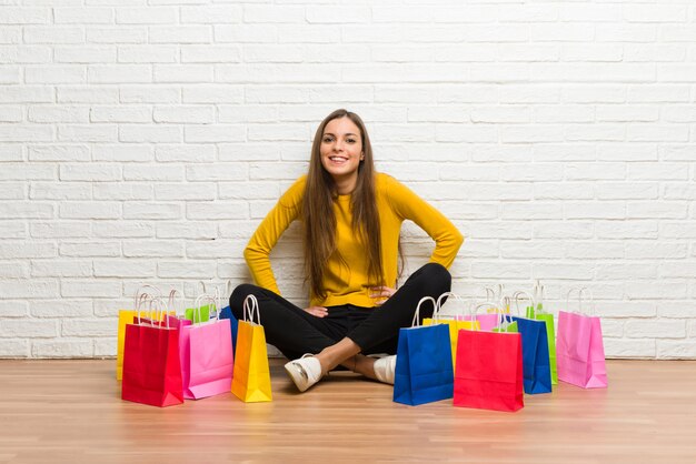 Moça com muitos sacos de compras felizes e sorridentes