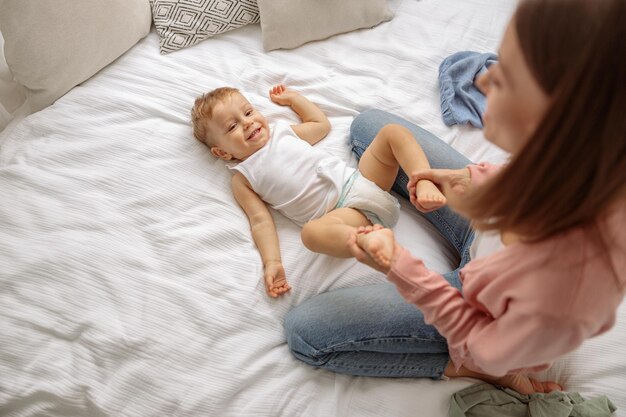 Moça com seu filho durante a troca de roupa